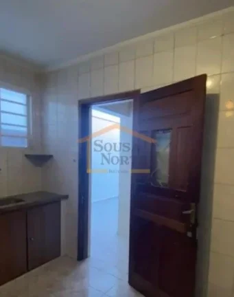 Imagem Casa térrea com 120m², abaixo do nível da rua, acesso lateral por escada, com cozinha, copa, sala...