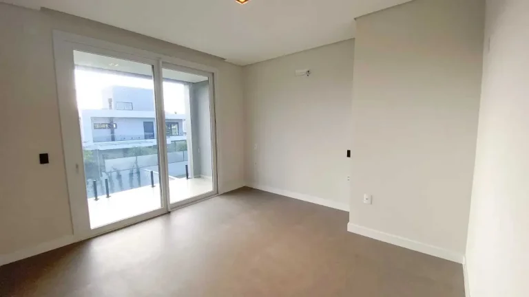 Imagem Casa com 4 suítes sendo 1 master e 4 vagas de garagem - Campeche em Florianópolis/SC