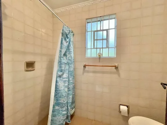 Imagem Condomínio de alto padrão, arborizado e com alamedas largas.