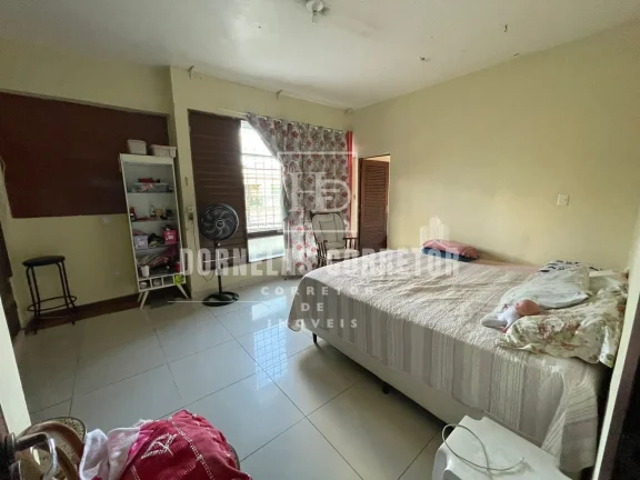 Imagem Casa Amarela - Residência Ampla e Bem Localizada