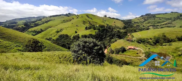 Imagem Invista em Tranquilidade: Terreno com Cachoeira e Vista Incrível!