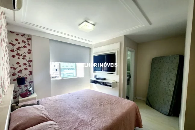 Imagem Apartamento à Venda com 03 Dormitórios sendo 01 Suíte com closet, sacada com churrasqueira a carvão Localizado no Centro de Balneário Camboriú - SC