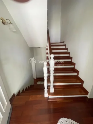 Imagem Esta encantadora casa de estilo sobrado oferece um ambiente espaçoso e confortável, com uma excele...
