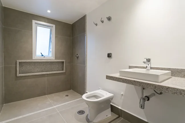 Imagem Apartamento 263M² Reformado, 4Q, 2 Suítes, 3 Banheiros, 2 Vagas, Lavabo, Academia, Piscina, Churrasqueira, Salão de Festas e Jogos, Quadra.