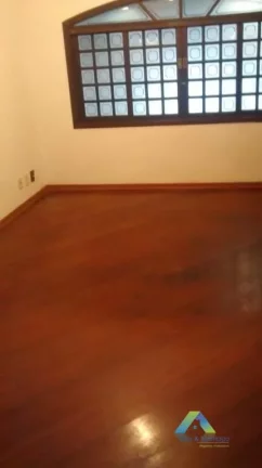Imagem Lindo sobrado com 3 dormitórios, 2 vagas de garagem com excelente localização em bairro com fácil acesso a comércios e principais avenidas.