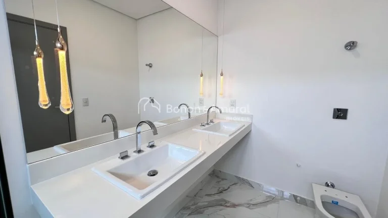 Imagem Moderna e confortável casa à venda no Residencial Mont'Alcino, recém construída. O imóvel possu...