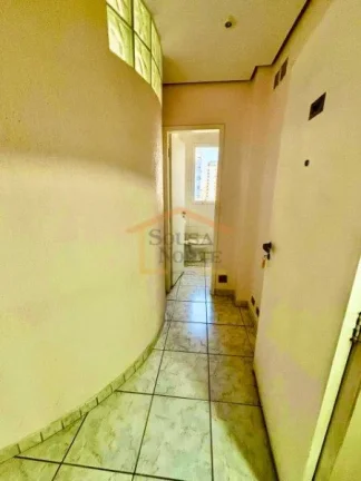 Imagem Sala comercial, para locação com 45m². 
Dispõe de 2 banheiros e 1 vaga de garagem. 
Sala ampla e...