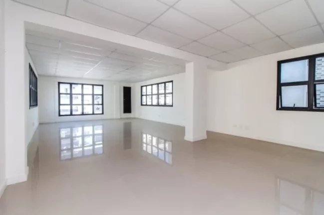 Imagem Vendo ou alugo apenas o prédio todo, são 1581 metros de área construída, dividido em 7 andares com 2 salas por andar. Cada laje tem em torno de 185m²