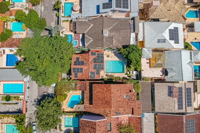 Imagem CASA com 3 DORMITÓRIOS em CONDOMÍNIO FECHADO - 199m² de área construída