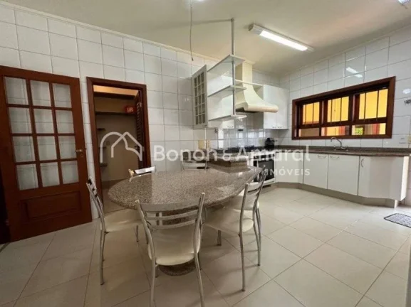 Imagem Linda casa em condomínio fechado. No piso superior há um hall, 3 quartos com varanda, sendo uma su...