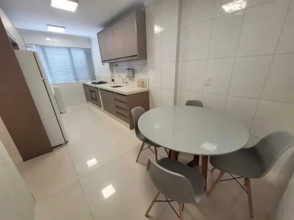 Imagem Apartamento com 3 dormitórios sendo 1 suíte e 1 vaga de garagem, no Centro de Balneário Camboriú