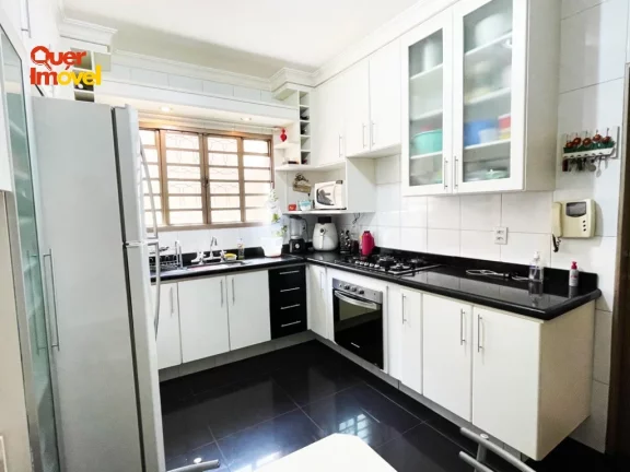 Imagem Casa à Venda no Jardim Anhangüera, Ribeirão Preto-SP: 3 Quartos, 1 Suíte, 1 Sala, 4 Banheiros, 6 Vagas de Garagem, 380m²!