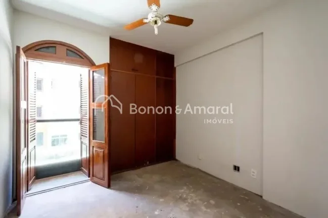Imagem Apartamento aconchegante à venda, com 4 quartos, sendo 1 suíte, e 4 banheiros no total. Bem arejad...