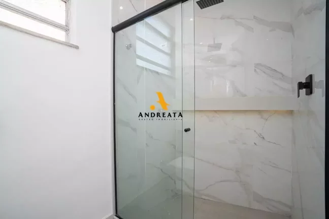 Imagem Apartamento espaçoso com 130m²; 4 quartos, sendo 1 suíte; 2 banheiros, 1 lavabo e um banheiro de serviço.
