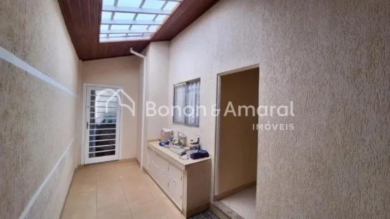 Imagem Casa térrea à venda no Parque Taquaral. O imóvel conta com 3 quartos, 2 banheiros, sala, copa, co...