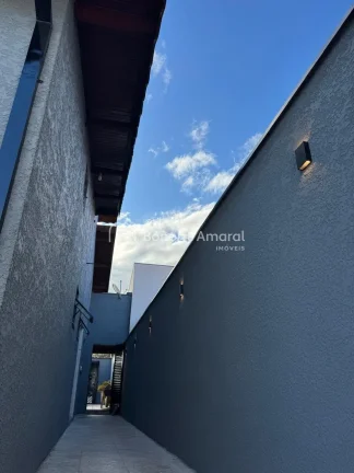Imagem Linda casa totalmente reformada, localizada na parte alta do bairro, em região tranquila e de excel...
