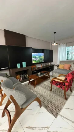 Imagem Casa com 3 suítes e 4 vagas de garagem em Balneário Camboriú/SC