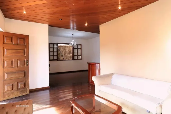 Imagem Casa com aproximadamente 200m² em um lote de 360m² de área, ideal para quem busca espaço, confor...