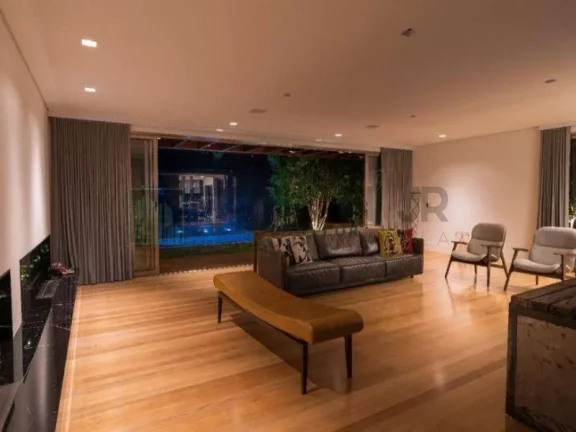 Imagem Vendo Belíssima casa de condomínio no Jd. Europa com 480 m² com 4 suítes e 4 vagas. Imóvel com projeto requintado em exclusivo condomínio de apenas 6