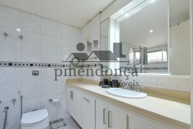 Imagem Apartamento no Itaim Bibi com 3 quartos (1 suíte) e 2 vagas, reformado.