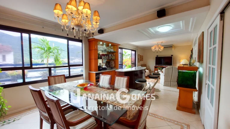 Imagem Casa sofisticada com 4 quartos, 3 suítes, jardins e área de lazer