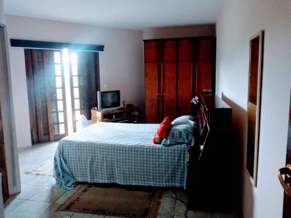 Imagem Sobrado Grande com 235 m² 3 Dormitórios e 2 vagas de Gargens