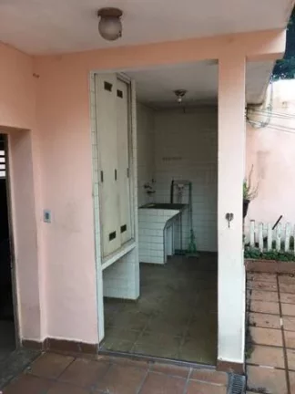 Imagem Casa Antiga com Terreno de 300 m² área 277 m² Construída Ótima Construtor