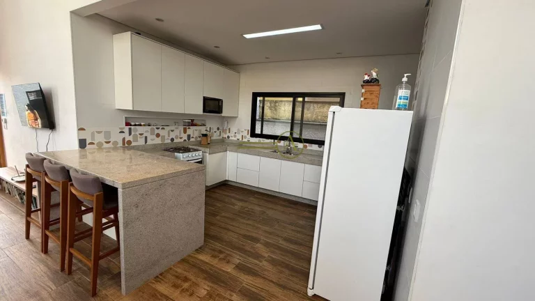 Imagem Linda casa térrea a venda 100m da praia e porteira fechada em Peruíbe
