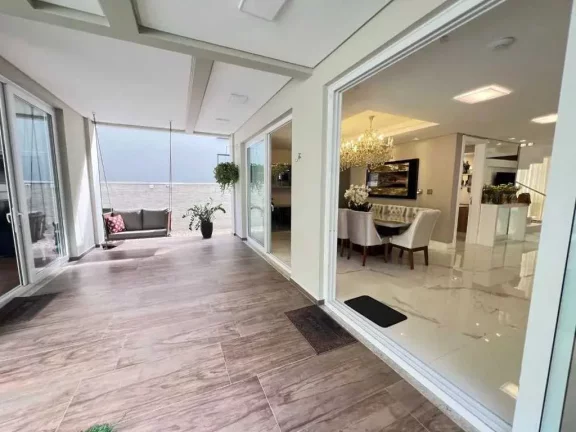 Imagem Casa de alto padrão em condomínio fechado com 5 suítes e 4 vagas de garagem em Itajaí