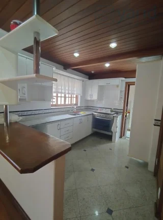 Imagem Imóvel de luxo no Condomínio Bosque de Grevílea em Vinhedo-SP: 3 quartos, 2 suítes, 3 salas, 3 banheiros, 4 vagas, 245m².