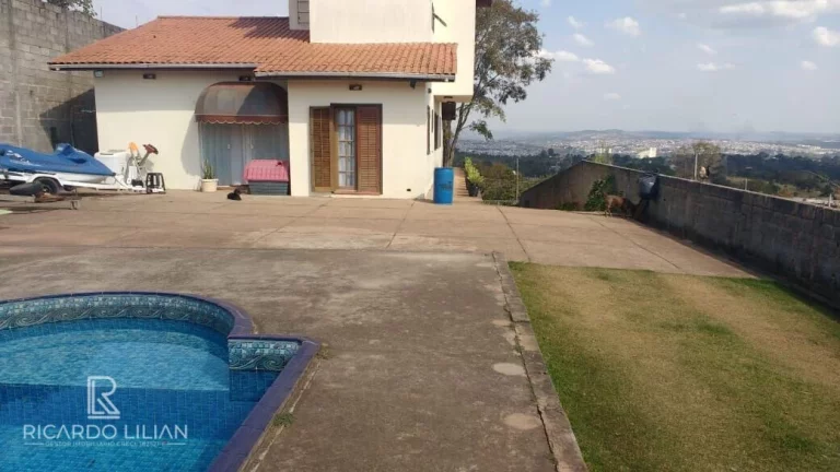 Imagem "Espaçoso Sobrado de 3 Dormitórios com Piscina e Pomar em Belvedere, Atibaia: Uma Oportunidade Imperdível!"