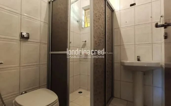 Imagem Linda casa no Jardim Lindóia com 112m², 2 quartos (1 suíte), sala em 2 ambientes, churrasqueira, garagem e ampla área gramada nos fundos