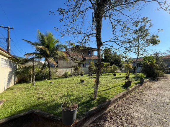 Imagem Casa ampla com 2 edículas e salão de festas perto da praia