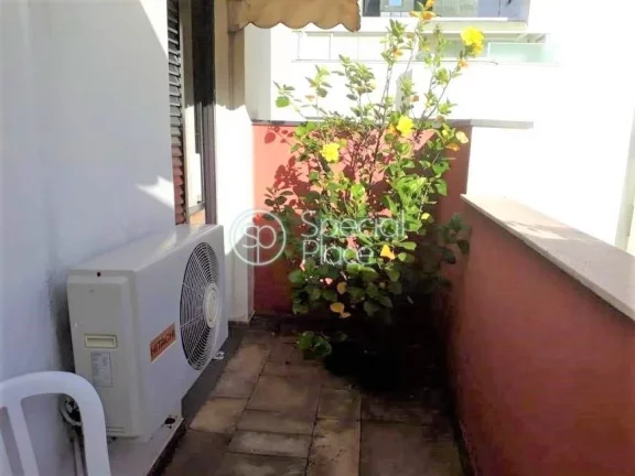 Imagem Apartamento Duplex Primeiro Piso - Amplo living com lareira e terraço, sala de jantar, sala de tv, ...