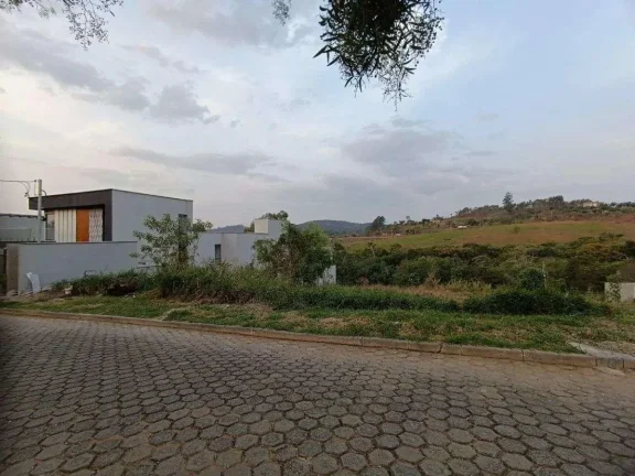 Imagem Construa a Casa dos Seus Sonhos: Lote de 940m2 em Condomínio Fechado