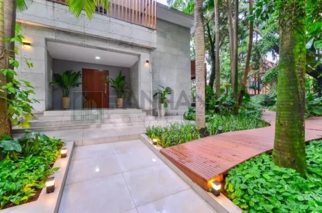 Imagem Luxuosa cas à venda no Jardim Europa: 4 quartos, 4 suítes, 5 salas, 6 banheiros, 8 vagas de garagem, 1.117,00m² de área. Venha conferir!