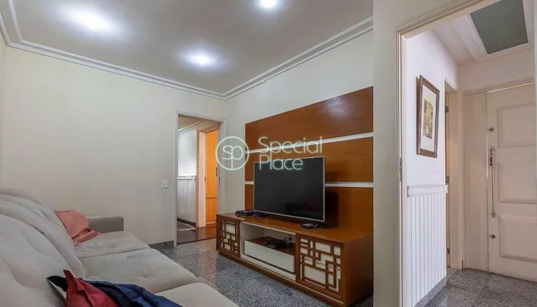 Imagem Apto amplo e iluminado com 220m² muito bem localizado numa via super arborizada. Living amplo para ...