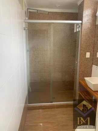 Imagem APARTAMENTO NO BOQUEIRÃO FRENTE MAR COM VARANDA E PORTEIRA F