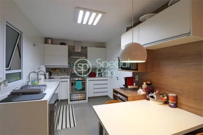 Imagem Apartamento com três dormitórios, totalmente reformado. A cozinha ficou linda e está integrada ao...
