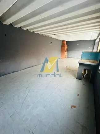 Imagem Casa térrea ampla com quintal gramado em localização estratégica.