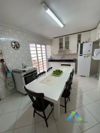 Imagem SANTO ANDRÉ Casa 200M², 3 dormitórios, varanda gourmet, 4 vagas de garagem, ótima localização e valor !!!