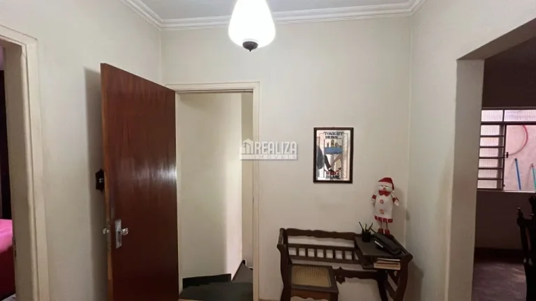 Imagem Casa ampla de 2 andares, próxima à Avenida Guilherme Ferreira, com 3 quartos incluindo 1 suíte
