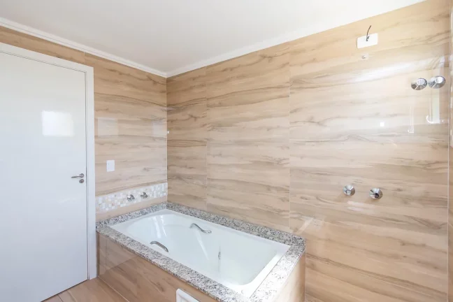 Sobrado Triplex Novo no Campo Comprido – 3 Quartos + Ático com BWC!