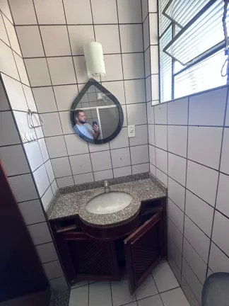 Imagem Casa linear no primeiro pavimento composta de 3 quartos sendo uma suíte reformada piso em porcelanato em excelente localização no centro de Alegre ES.