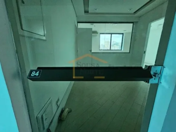 Imagem Sala comercial com 82m², composta pela junção de duas salas.
2 banheiros, ar condicionado, 2 vaga...