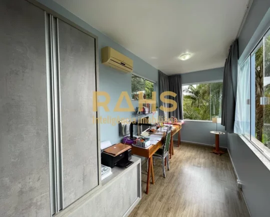 Imagem Linda casa com piscina e pista de skate no bairro São Marcos. Se tem algo que esse momento de pande...