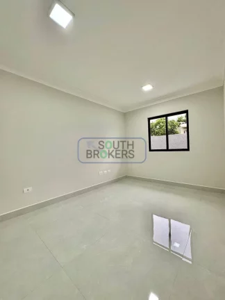 Imagem Casa com 3 Quartos 1 Suíte, Pé Direito Duplo e Amplo Quintal - em São José