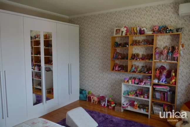 Imagem Casa em Camobi com 05 dormitórios, suíte master, lareira, piscina