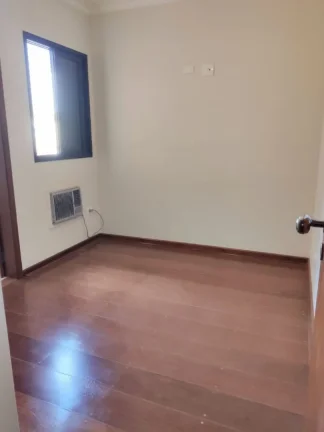 Imagem Apartamento reformado no Centro da cidade,com sala para 2 ambientes com sacada, 3 quartos com armár...