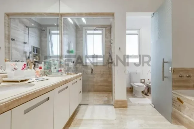 Imagem Descubra o seu novo lar neste incrível apartamento, repleto de uma arquitetura sofisticada que irá encantar você! Aqui, os tons neutros foram meticulo